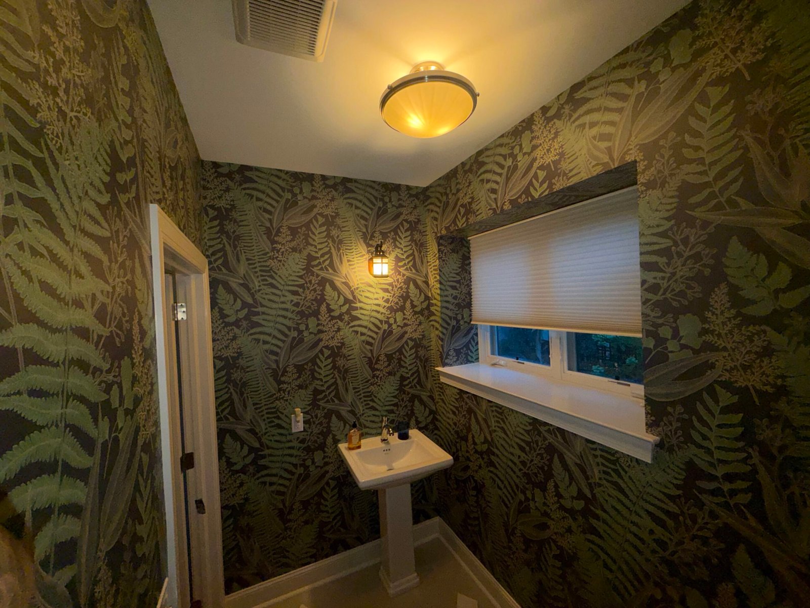 Bathroom design with wallpaper